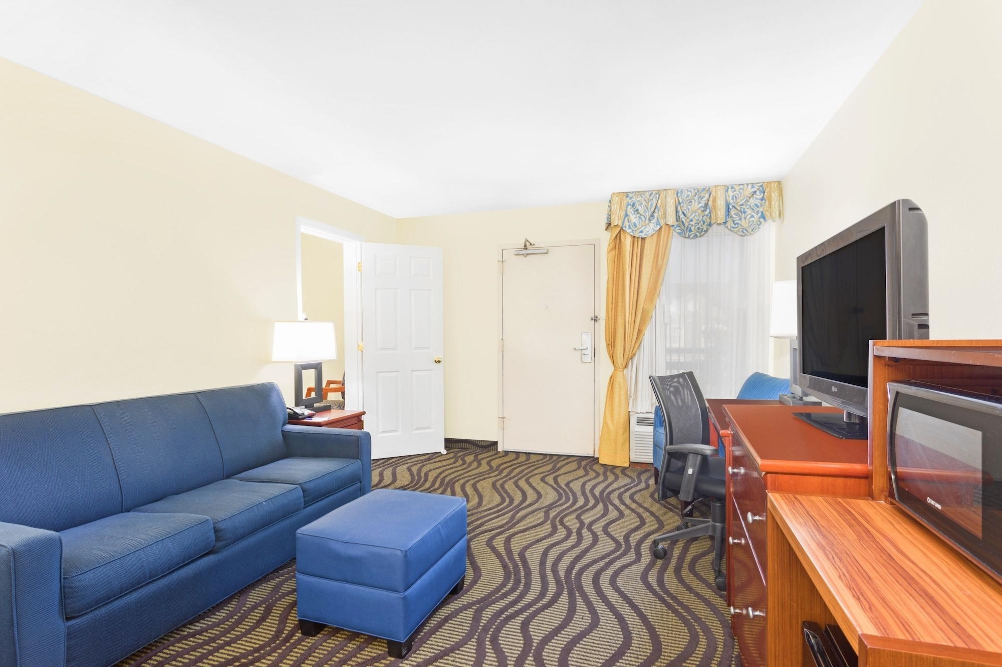 Baymont By Wyndham Savannah Midtown Exterior photo