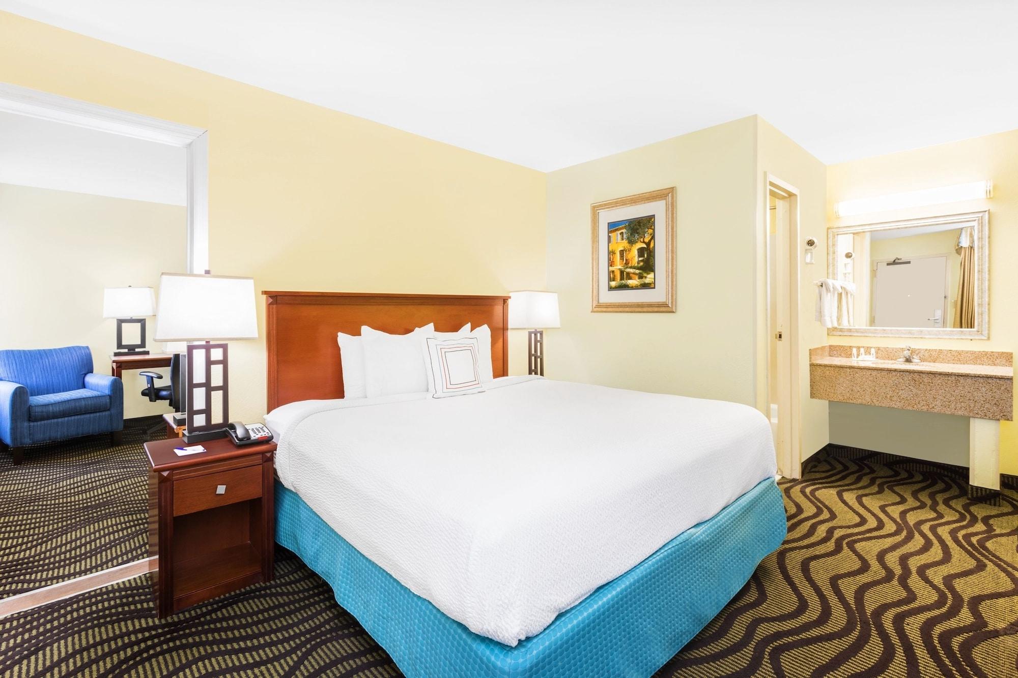 Baymont By Wyndham Savannah Midtown Exterior photo