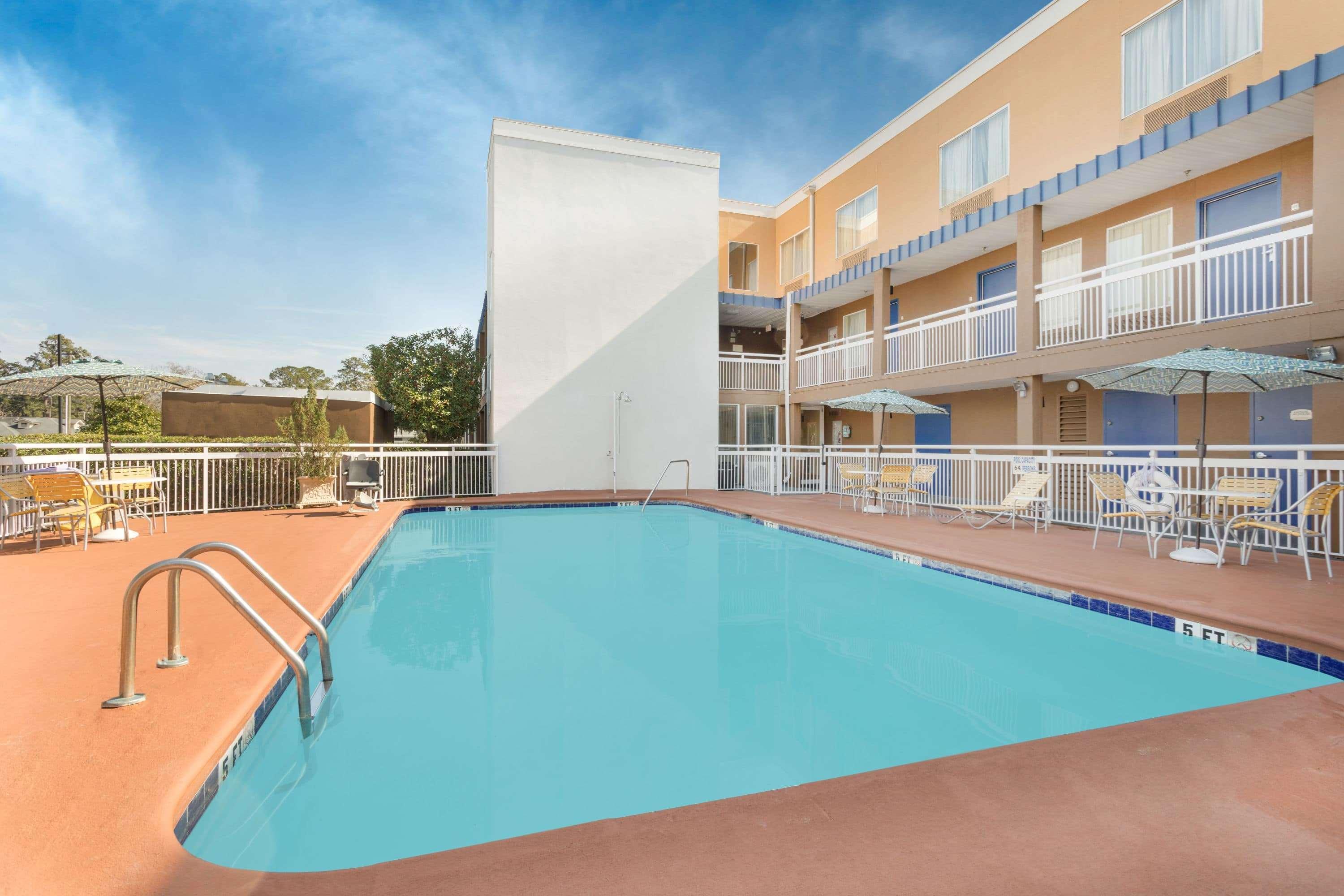 Baymont By Wyndham Savannah Midtown Exterior photo