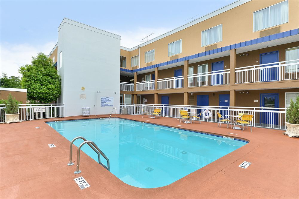 Baymont By Wyndham Savannah Midtown Exterior photo